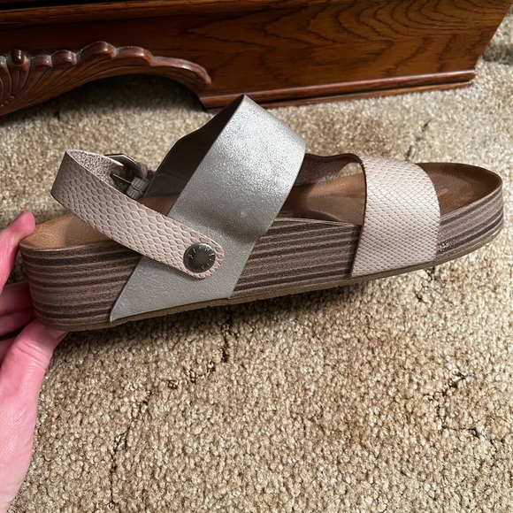 Blowfish Women's Gray and Tan Sandals - Picture 3 of 7